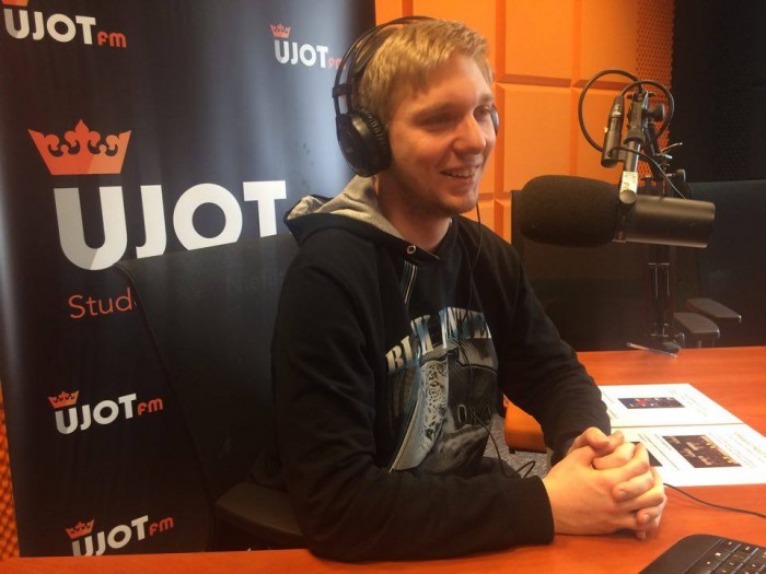 Bartłomiej Plewnia (NEWSY UJOT FM) w studio radiowym 
